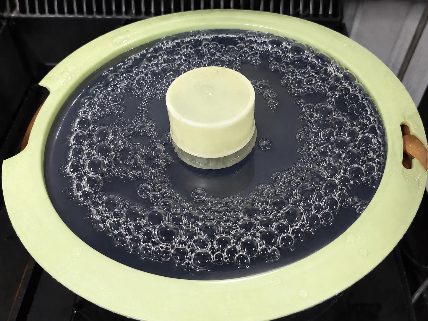 Ceramic pan undergoing salt-water corrosion resistance test